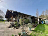 À seulement 15 minutes de Villeneuve-sur-Lot, dans un environnement campagne particulièrement calme et verdoyant, découvrez cette belle maison de caractère en pierres et colombages développant environ 181 m² habitables.  Implantée sur un vaste terrain d'e — photo 3