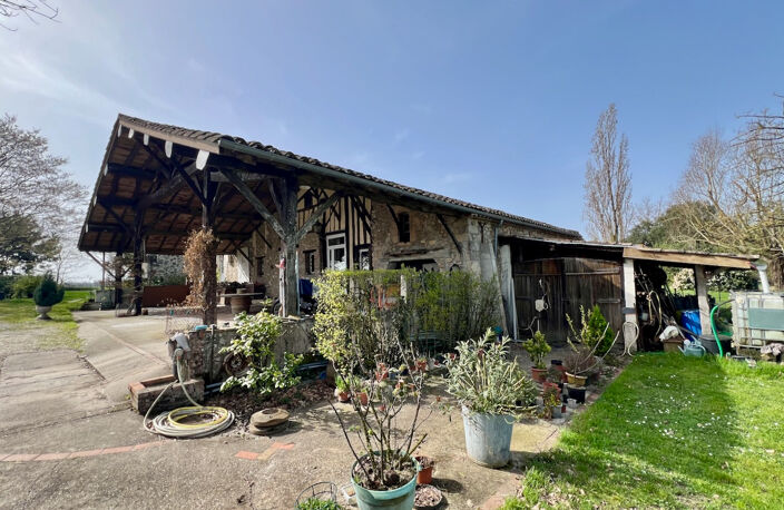 À seulement 15 minutes de Villeneuve-sur-Lot, dans un environnement campagne particulièrement calme et verdoyant, découvrez cette belle maison de caractère en pierres et colombages développant environ 181 m² habitables.  Implantée sur un vaste terrain d'e — photo 3