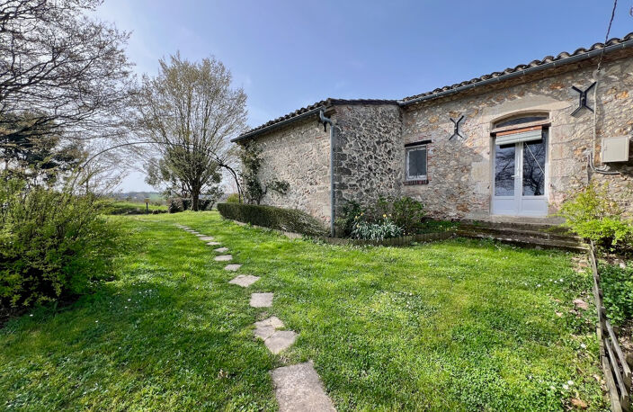 À seulement 15 minutes de Villeneuve-sur-Lot, dans un environnement campagne particulièrement calme et verdoyant, découvrez cette belle maison de caractère en pierres et colombages développant environ 181 m² habitables.  Implantée sur un vaste terrain d'e — photo 4