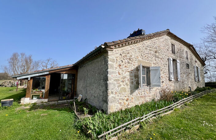 À seulement 15 minutes de Villeneuve-sur-Lot, dans un environnement campagne particulièrement calme et verdoyant, découvrez cette belle maison de caractère en pierres et colombages développant environ 181 m² habitables.  Implantée sur un vaste terrain d'e — photo 5