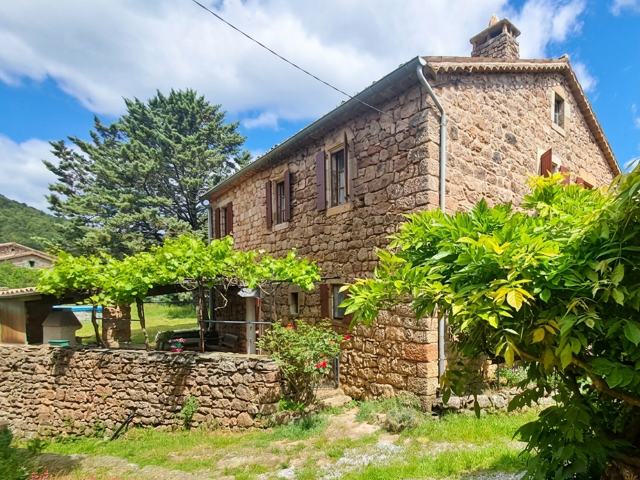 Maison en pierre avec terrain — photo du bien