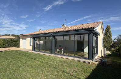 Maison de plain pied avec piscine et parc — photo du bien