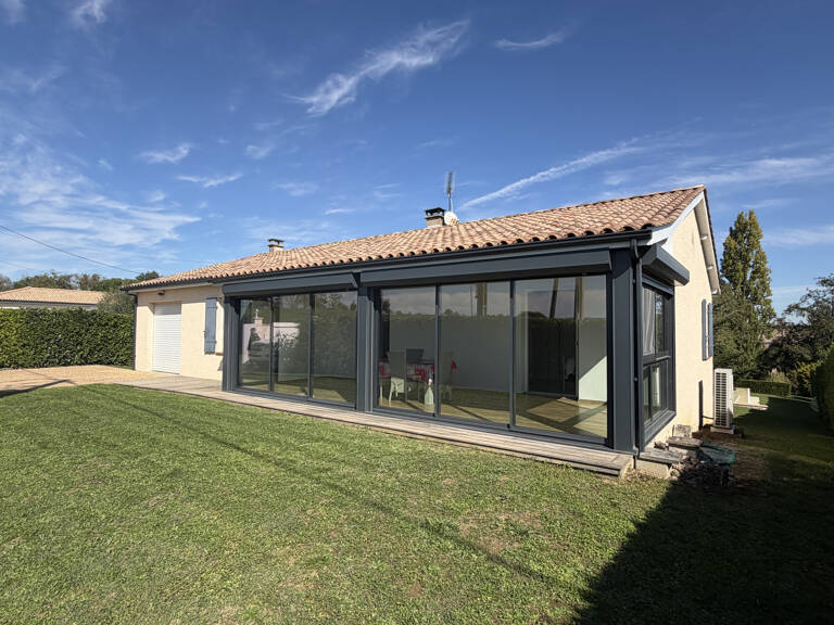 Maison de plain pied avec piscine et parc — photo 1