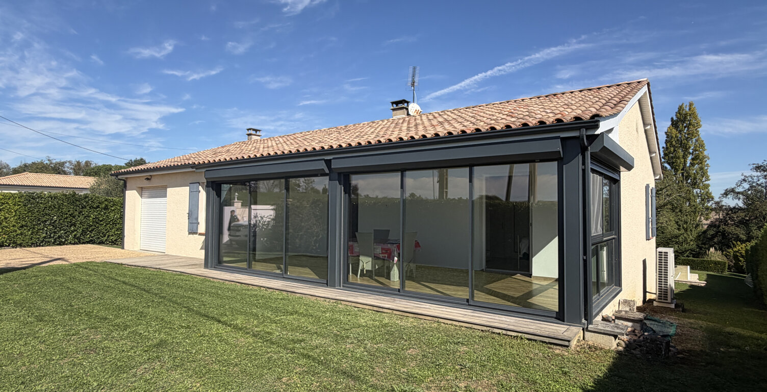 Maison de plain pied avec piscine et parc — photo 1