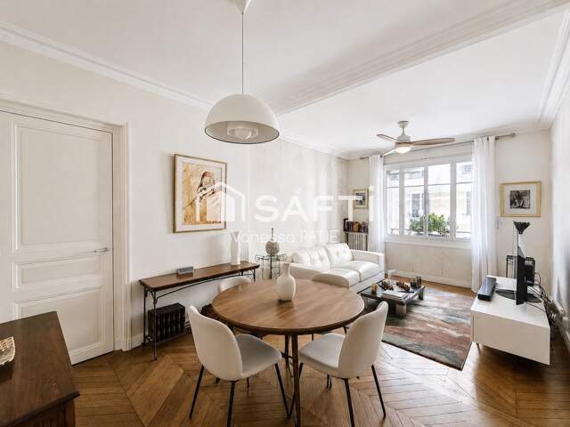Charme de l'ancien (parquet, moulures, cheminée) — photo du bien