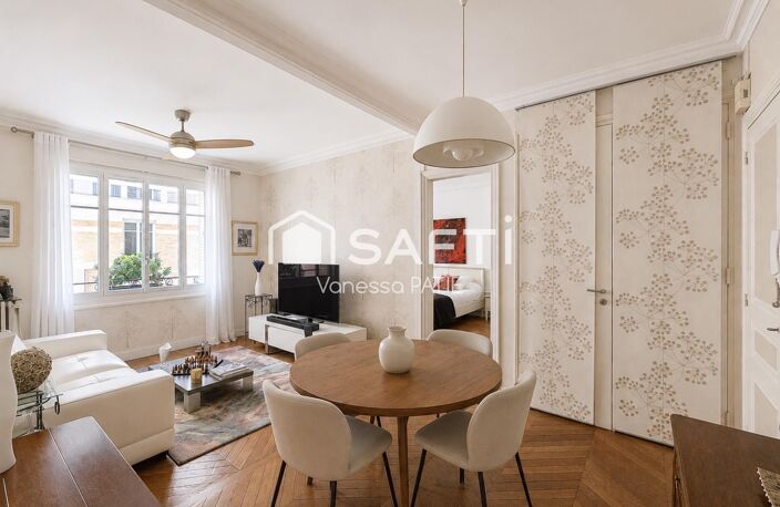 Charme de l'ancien (parquet, moulures, cheminée) — photo 2
