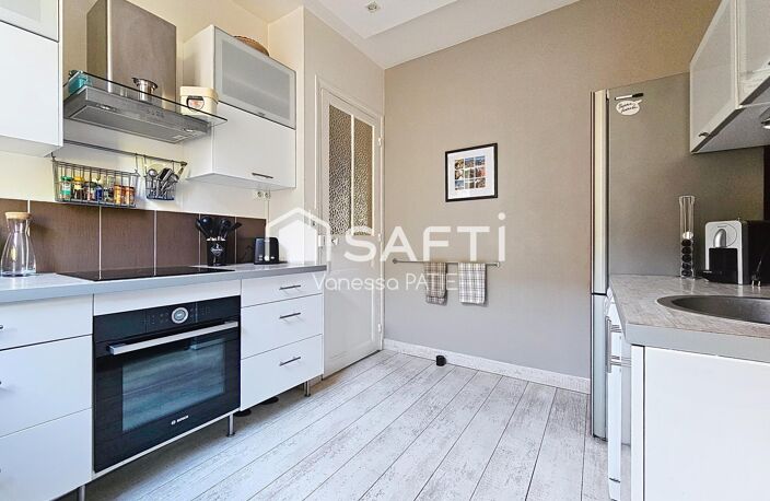 Charme de l'ancien (parquet, moulures, cheminée) — photo 3