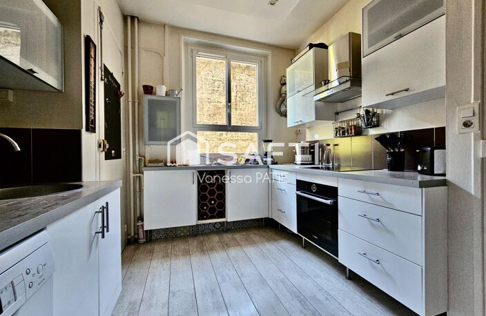 Charme de l'ancien (parquet, moulures, cheminée) — photo 4
