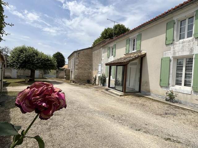 Maison en pierre de 3 pièces principales — photo du bien