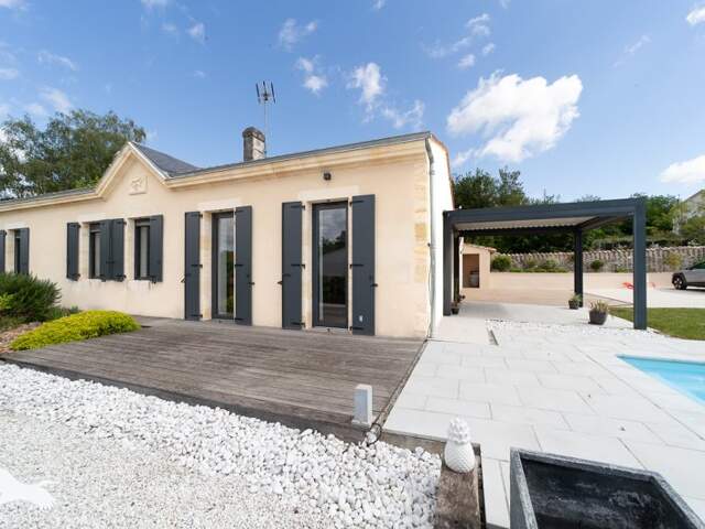 Maison en pierre de 4 pièces principales — photo du bien