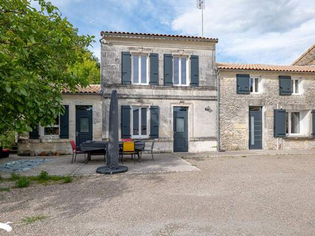 Maison en pierre de 6 pièces principales — photo du bien