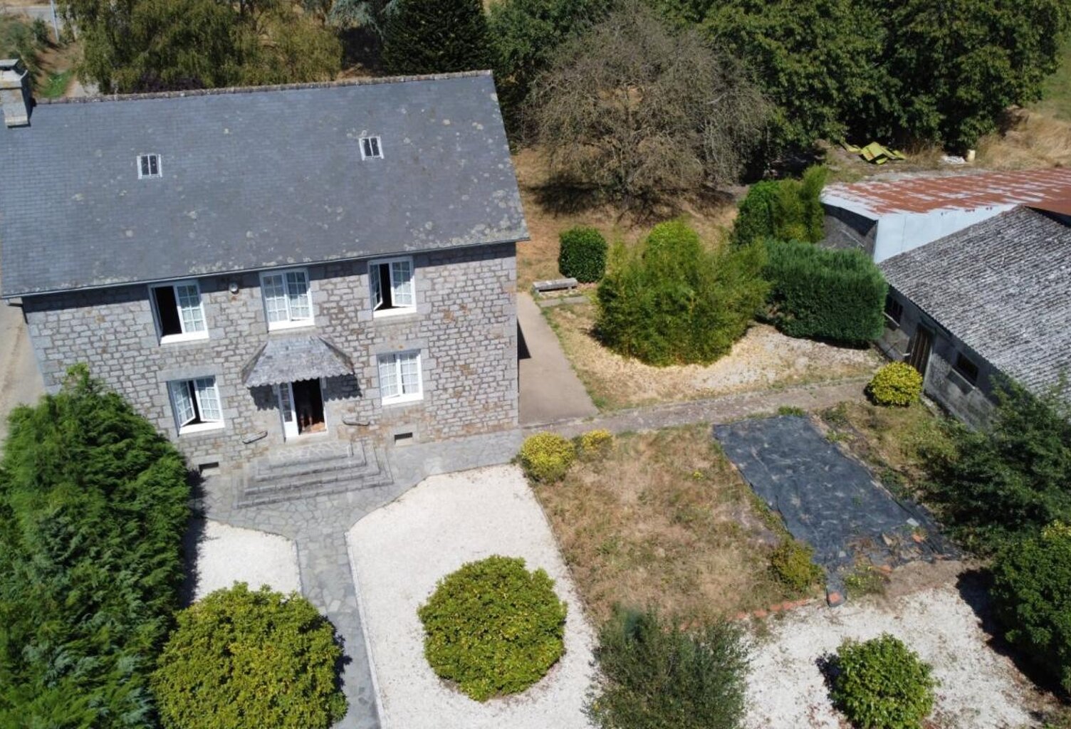 Ensemble de caractère avec 8 400 m² de terrain et vastes dépendances – Le Teilleul (50640) — photo 1