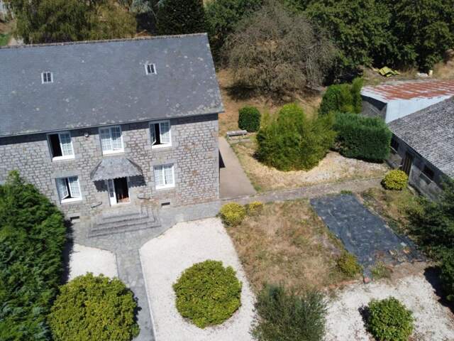 Ensemble de caractère avec 8 400 m² de terrain et vastes dépendances – Le Teilleul (50640) — photo du bien