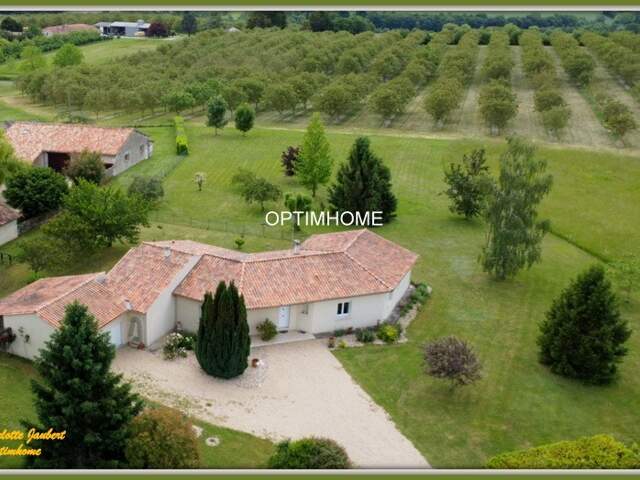 Maison contemporaine de plain-pied avec grand terrain arboré Proche de CHALAIS (16) — photo du bien