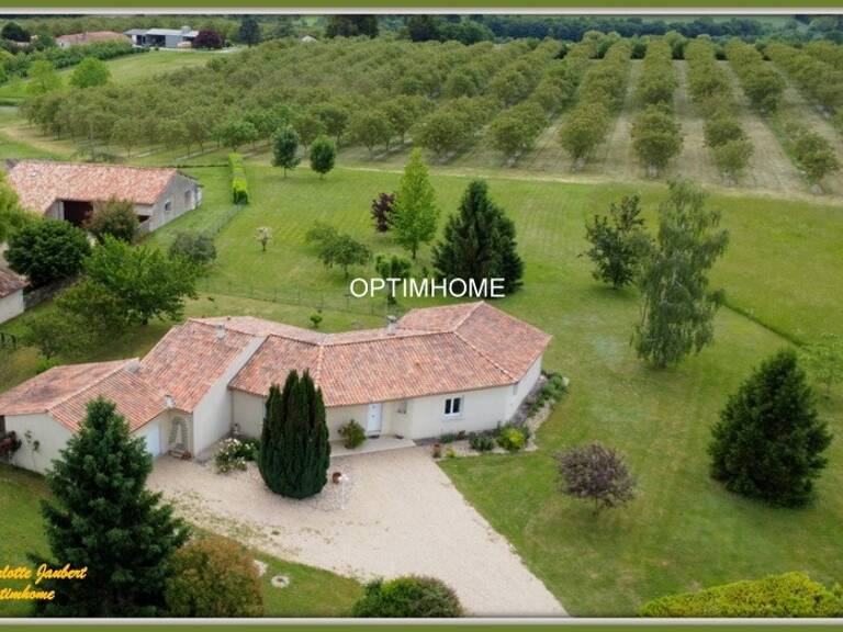 Maison contemporaine de plain-pied avec grand terrain arboré Proche de CHALAIS (16) — photo 1