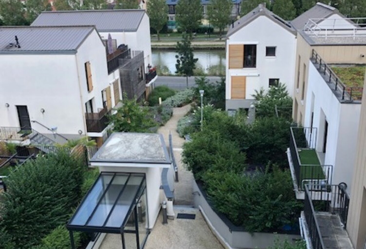 93320 – LES PAVILLONS-SOUS-BOIS – APPARTEMENT – 40 M² – 2 PIÈCES – BALCON – VUE CANAL – PARKING EN SUS – IMMEUBLE 2015 — photo 1