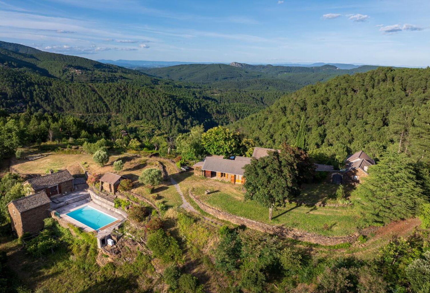 3 maisons + piscine+ terrain 4ha — photo 1