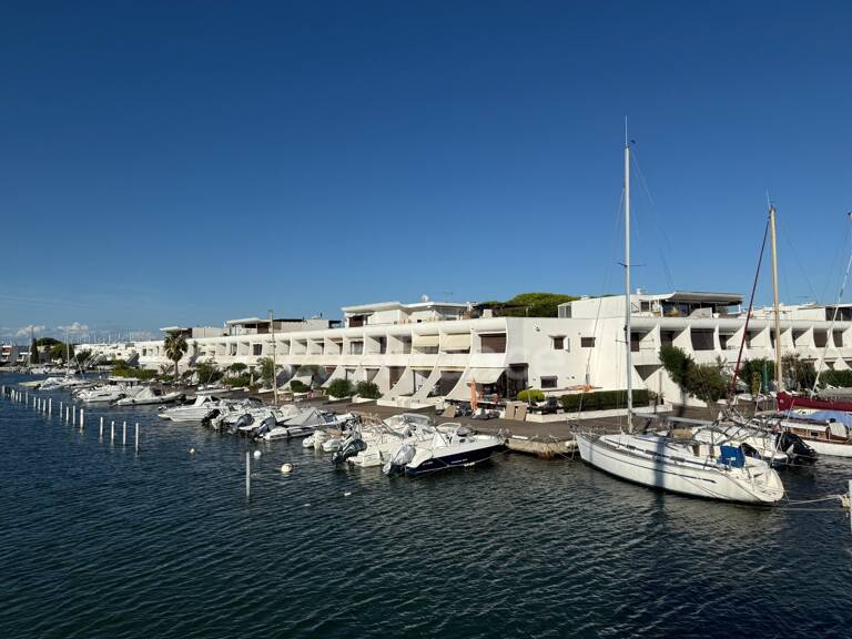 Appartement en Marina ,45 m2 + 14m2 de terrasse ,Port Camargue vue exceptionnelle — photo 1