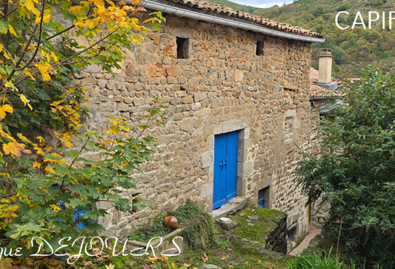 Ardèche, à 5 mn en voiture de St Pierreville au coeur du parc national des Monts d'Ardèche, spacieuse maison de 178m² avec une grande dépendance de 200m² sur 2 niveaux à aménager — photo 1