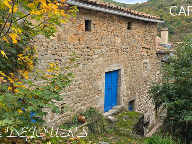 Ardèche, à 5 mn en voiture de St Pierreville au coeur du parc national des Monts d'Ardèche, spacieuse maison de 178m² avec une grande dépendance de 200m² sur 2 niveaux à aménager — photo du bien