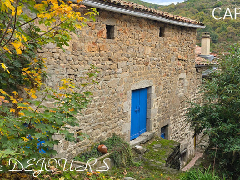 Ardèche, à 5 mn en voiture de St Pierreville au coeur du parc national des Monts d'Ardèche, spacieuse maison de 178m² avec une grande dépendance de 200m² sur 2 niveaux à aménager — photo 1