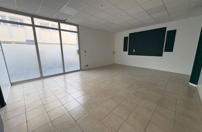 A LOUER - local d'activité de 110 m² à Joué Les Tours — photo 3