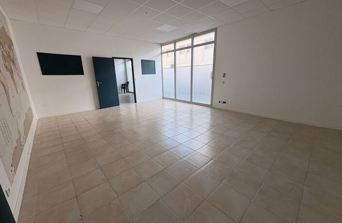A LOUER - local d'activité de 110 m² à Joué Les Tours — photo 4