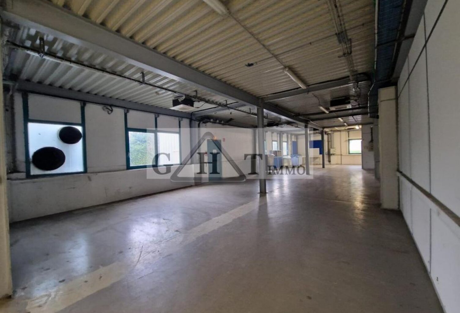 Ensemble immobilier 2200 m² à vendre à BAILLET EN FRANCE — photo 1