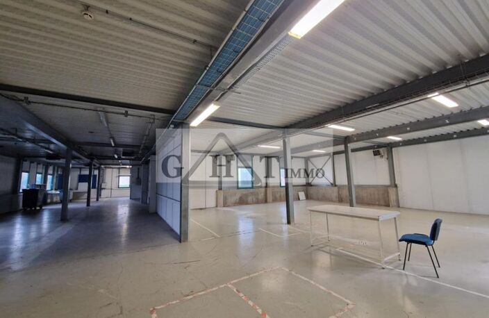 Ensemble immobilier 2200 m² à vendre à BAILLET EN FRANCE — photo 2