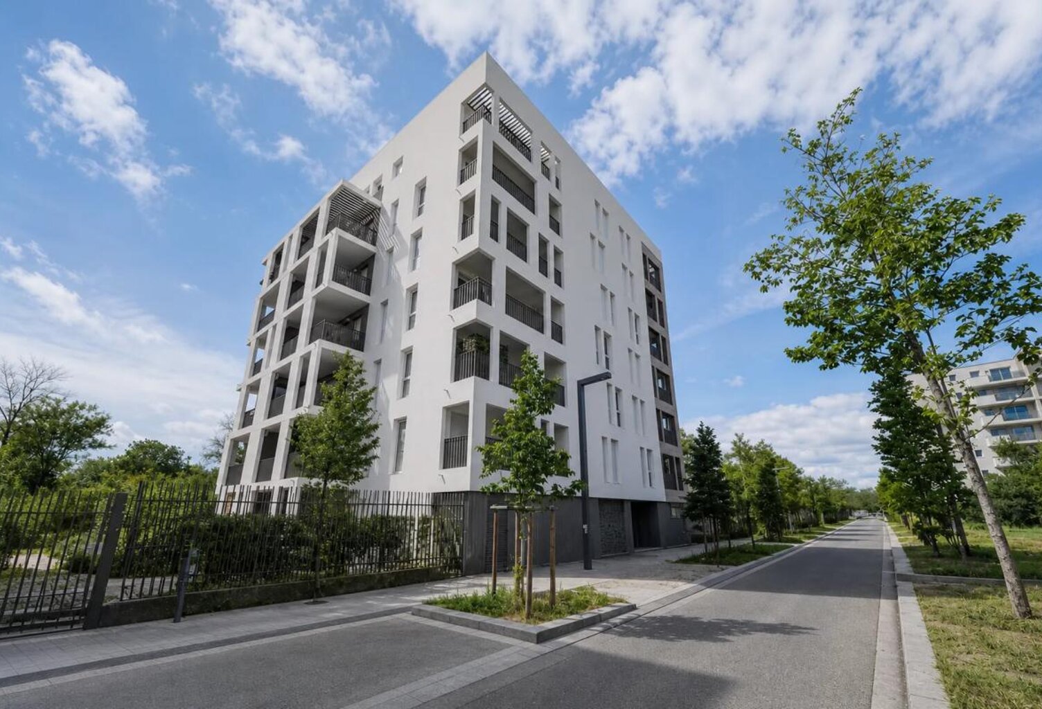 Appartement 2 pièces, copropriété PMR, avec terrasse et parking — photo 1