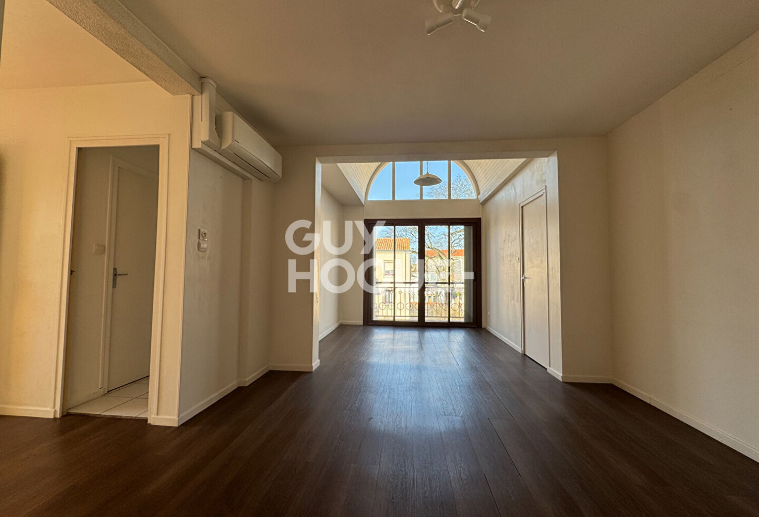 Appartement 3 chambres et un bureau. Balcon et garage. — photo 1