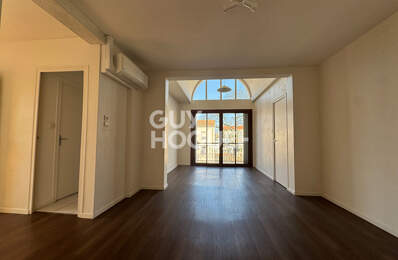 Appartement 3 chambres et un bureau. Balcon et garage. — photo du bien