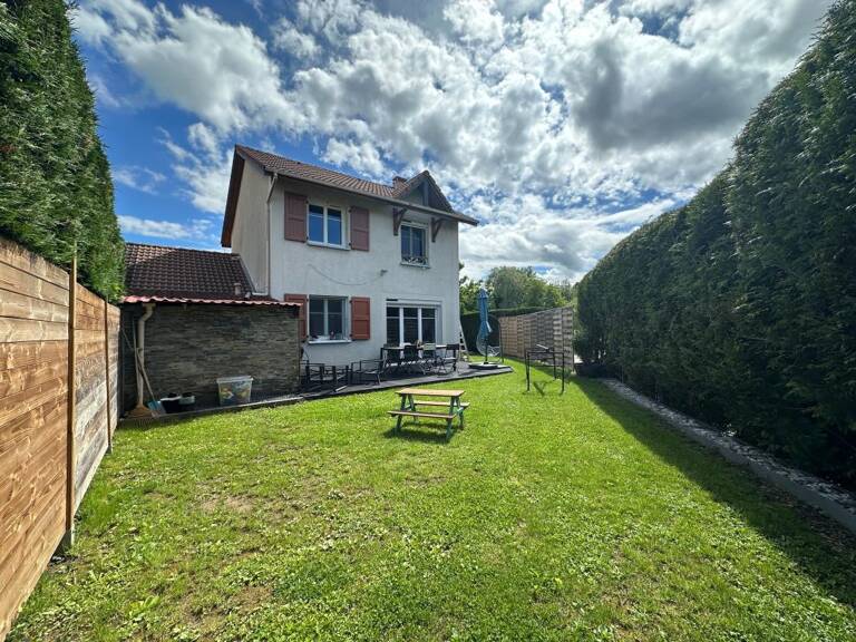 À Vendre - Rumilly (74150) - Maison avec garage et jardin — photo 1