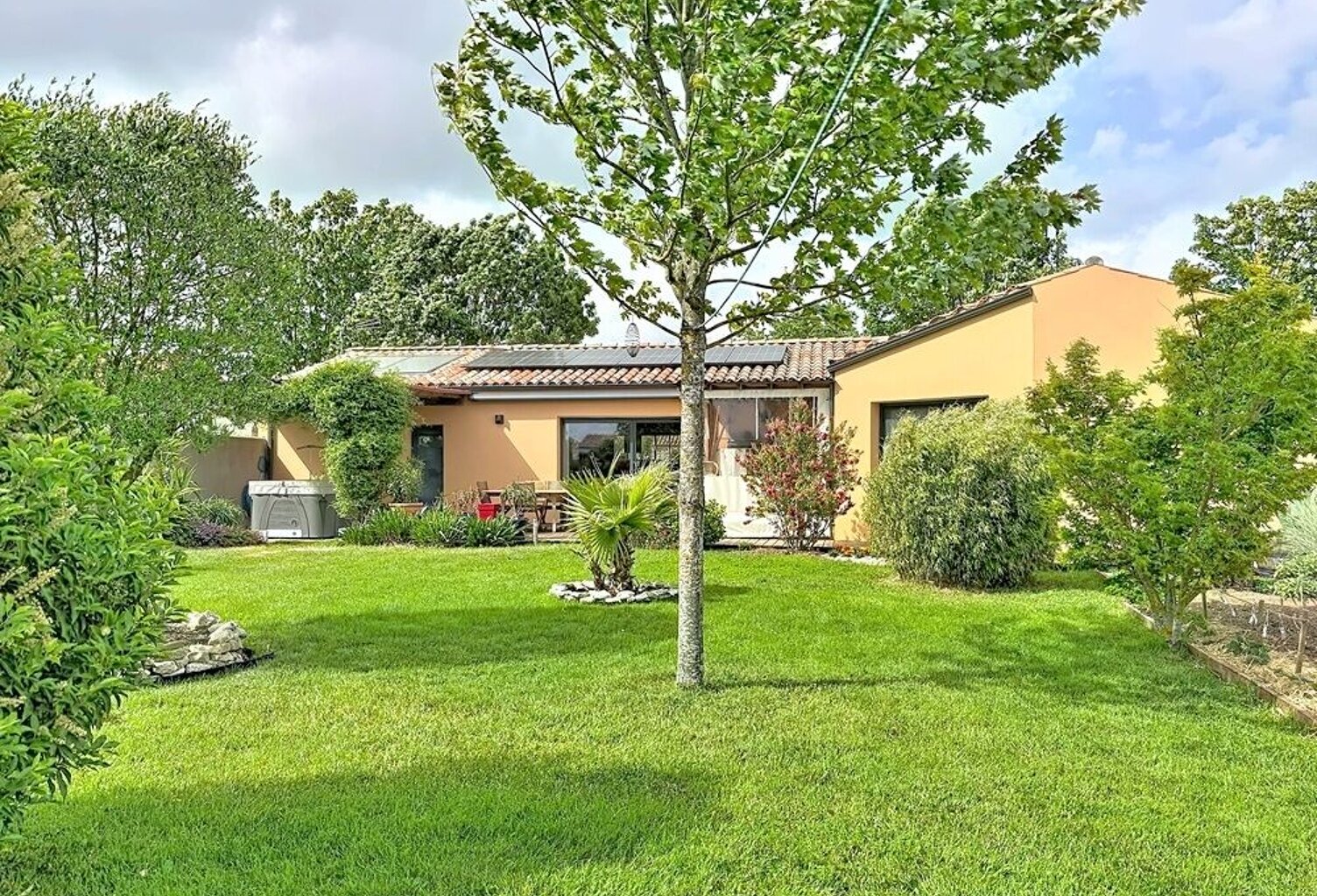 Villa de plain-pied 130 m2, Classe énergie A - 3 chambres- dans son écrin de verdure- centre village — photo 1