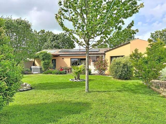 Villa de plain-pied 130 m2, Classe énergie A - 3 chambres- dans son écrin de verdure- centre village — photo du bien