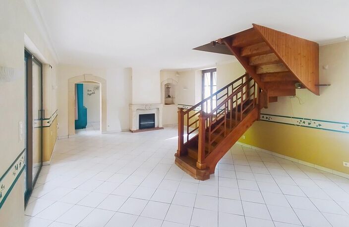 AUTHENTIQUE MAISON DE VILLE EN PIERRE : CHARME, VOLUMES ET POTENTIEL UNIQUE ! — photo 4