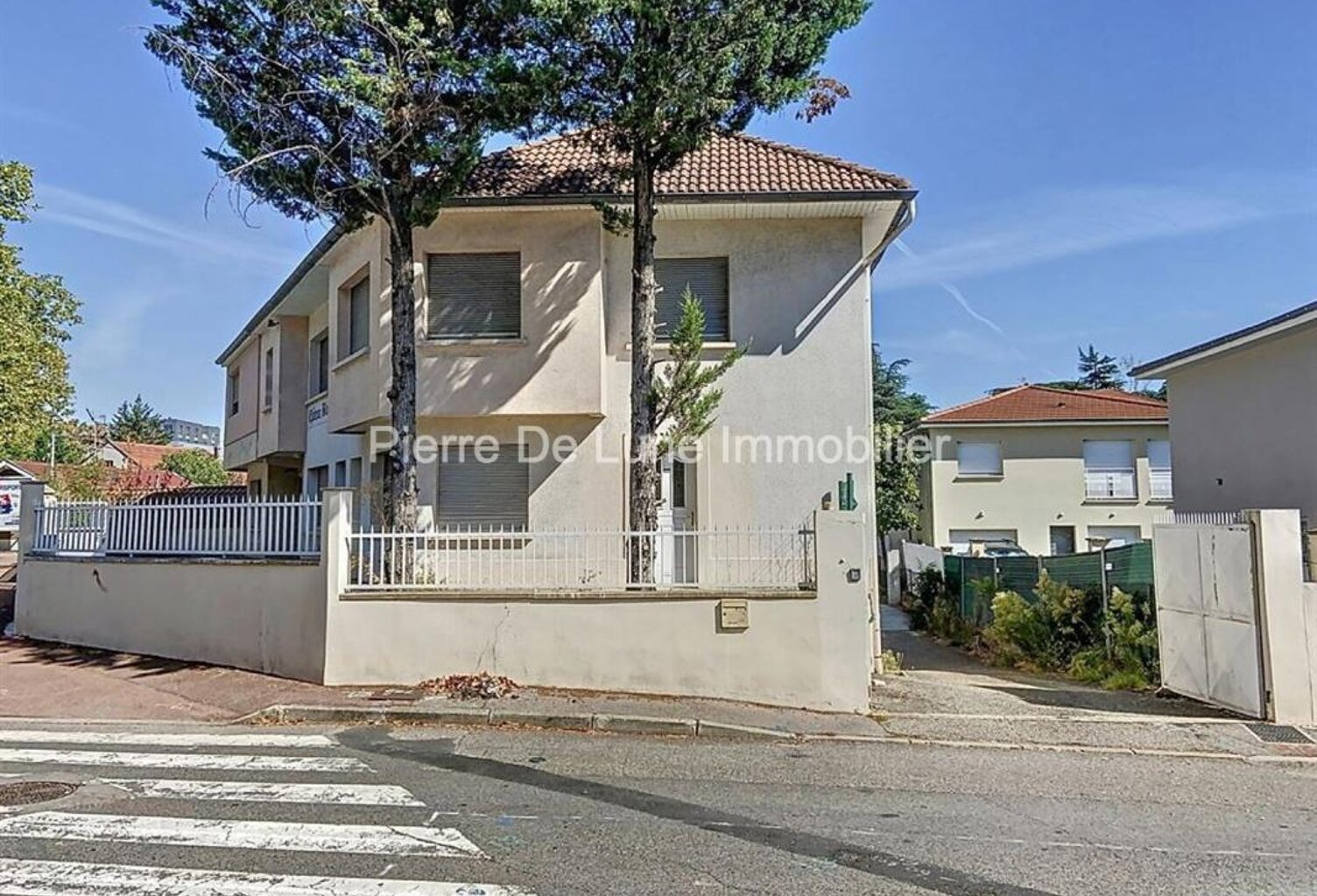 Immeuble de rapport à Bron — photo 1