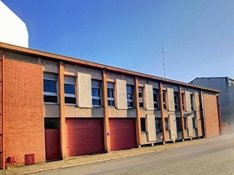 Immeuble R+1 sur sous-sol, garage, cour avec stationnement — photo 1