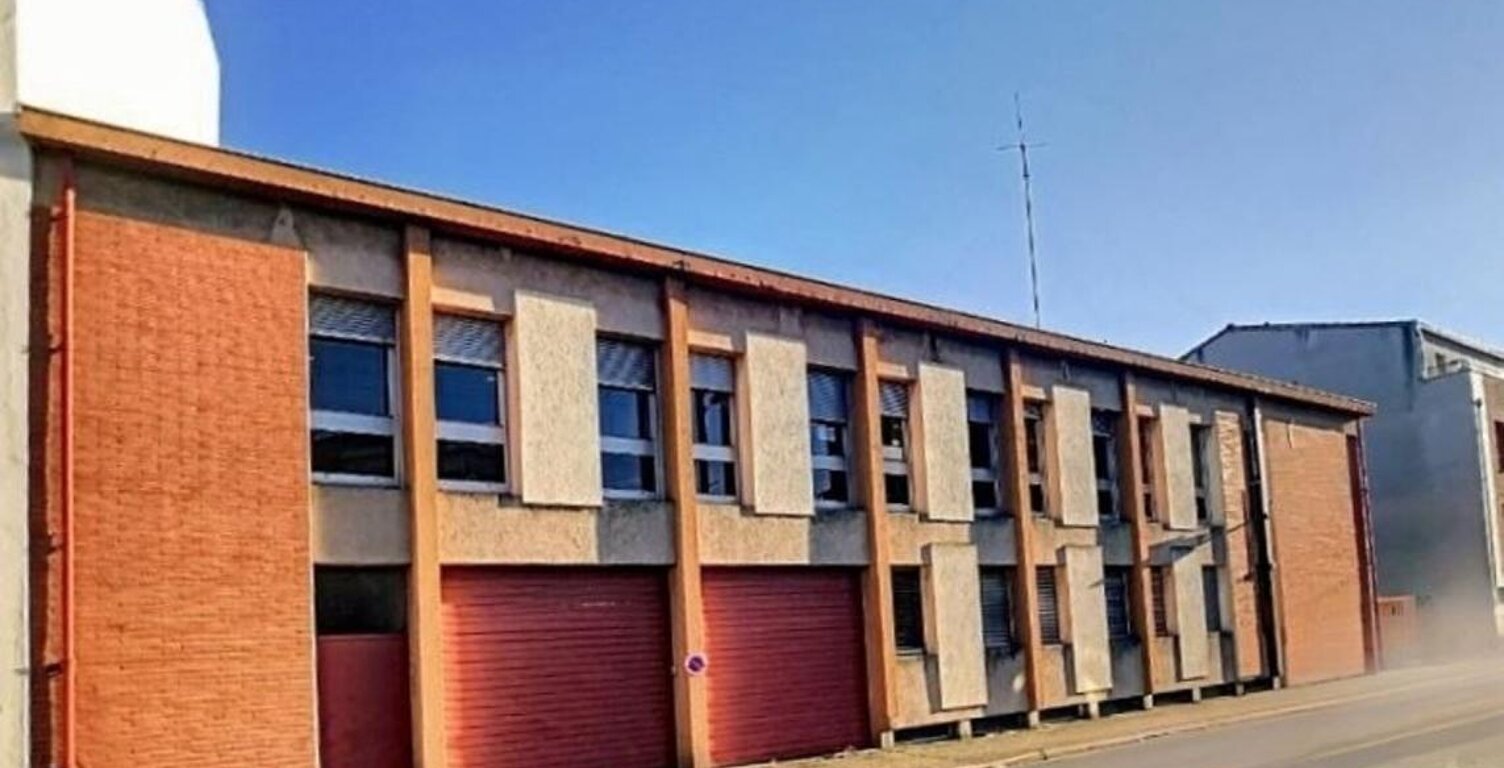 Immeuble R+1 sur sous-sol, garage, cour avec stationnement — photo 1