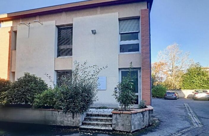 Immeuble R+1 sur sous-sol, garage, cour avec stationnement — photo 2