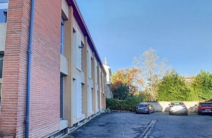 Immeuble R+1 sur sous-sol, garage, cour avec stationnement — photo 3