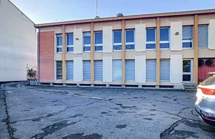 Immeuble R+1 sur sous-sol, garage, cour avec stationnement — photo 4