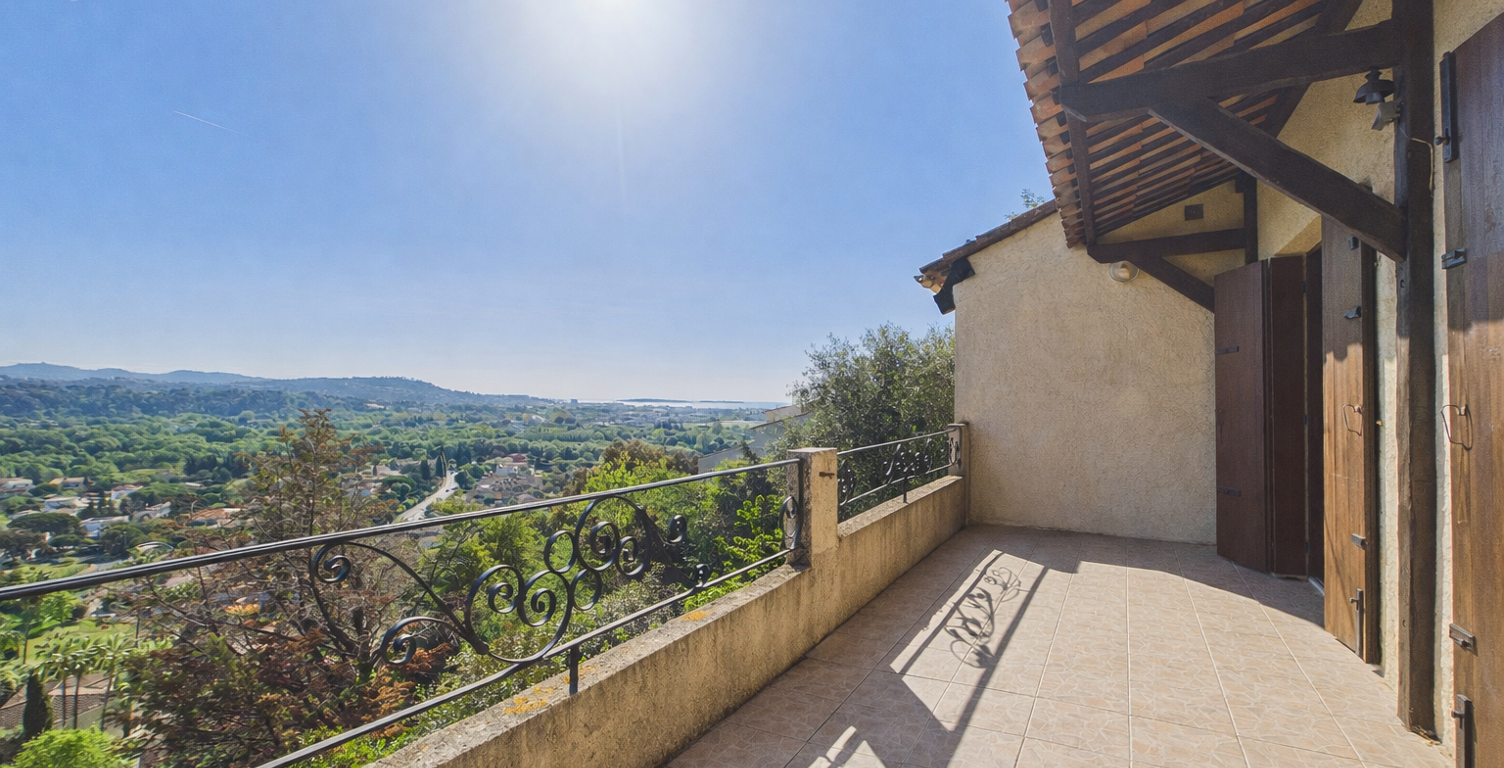 Vente maison 5 pièces 236 m² Mandelieu-la-Napoule (06210) — photo 1