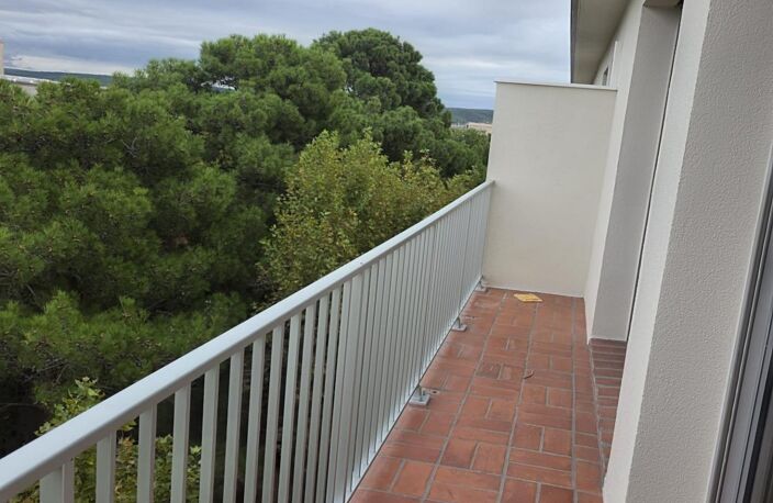 Appartement T2 de 53m² avec balcon et place de parking vue cathédrale — photo 3