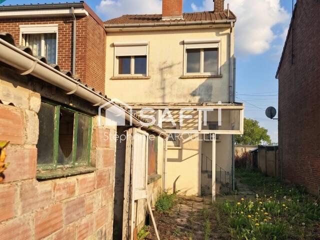 Maison 1950 avec travaux. 2chambres.Cave et dépendances. Jardin 500 m2 — photo du bien
