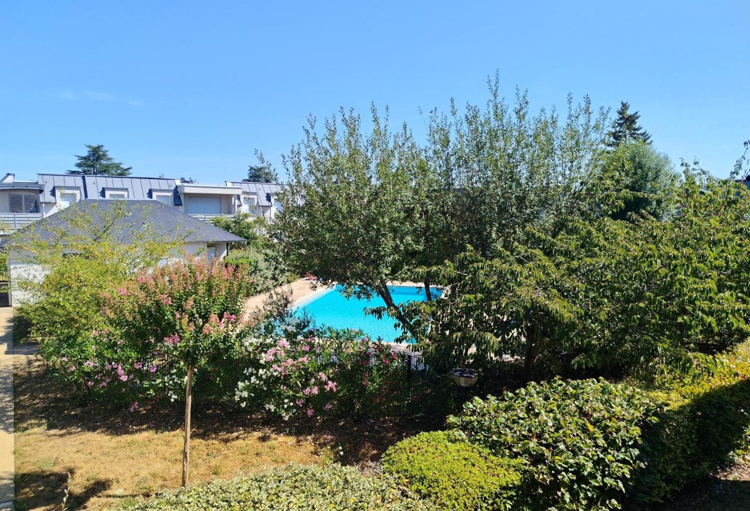 Appartement avec grand balcon et piscine — photo 1