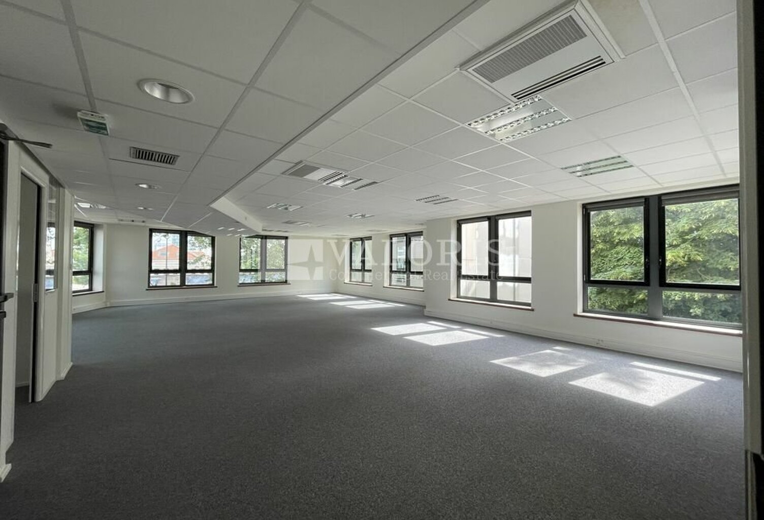 BUREAUX à LOUER — photo 1