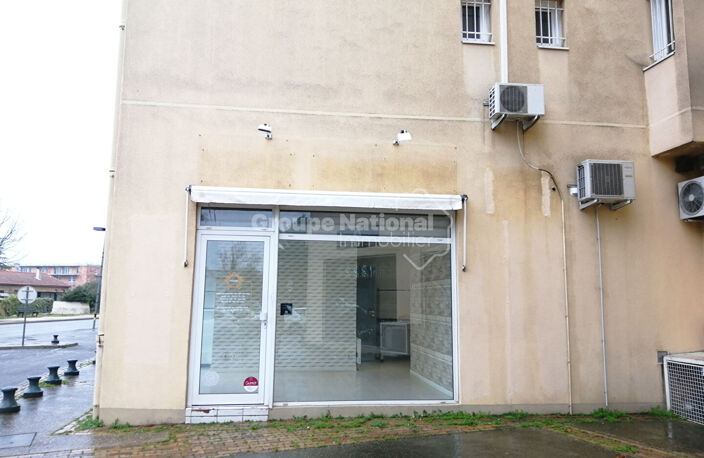 LE PONTET  centre , local commercial de 47 m² environ — photo 2