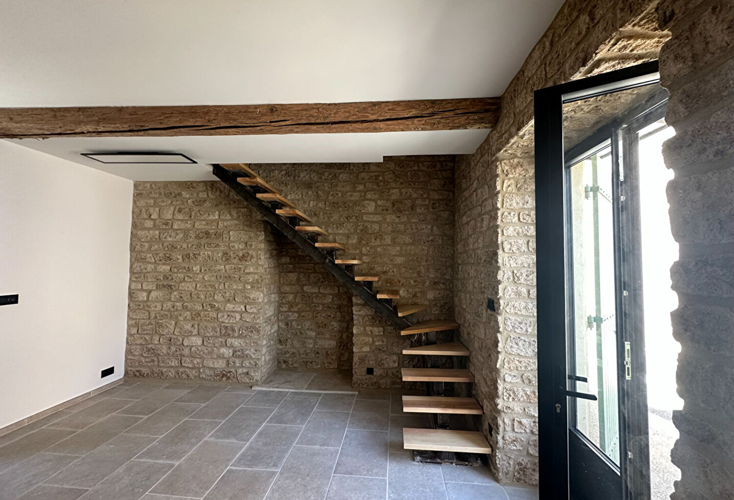 MOURIES : Maison de Village  en pierre complètement rénovée. — photo 1