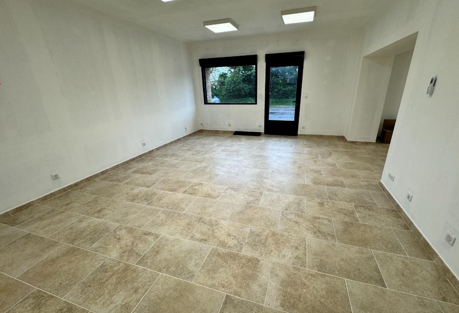 Mouries : LOCAL COMMERCIAL — photo 1